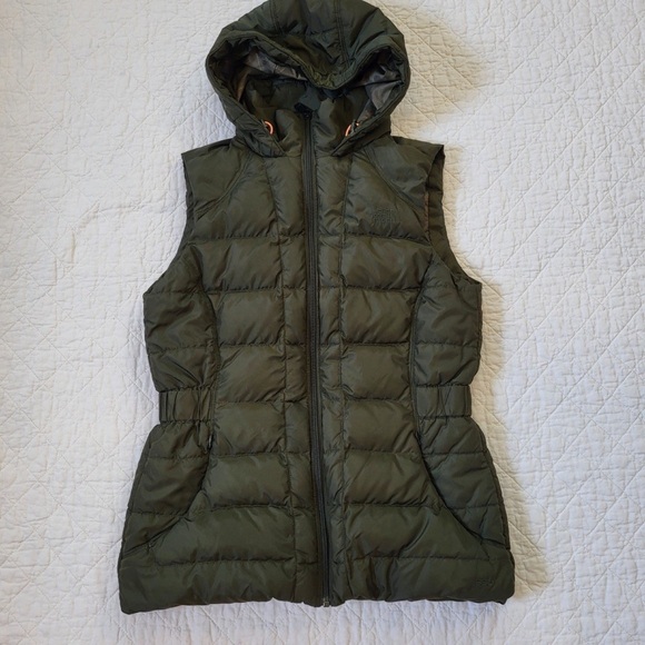 The North Face Green hooded Puffer Vest EUC! Size Medium fits like a Small - Picture 3 of 10